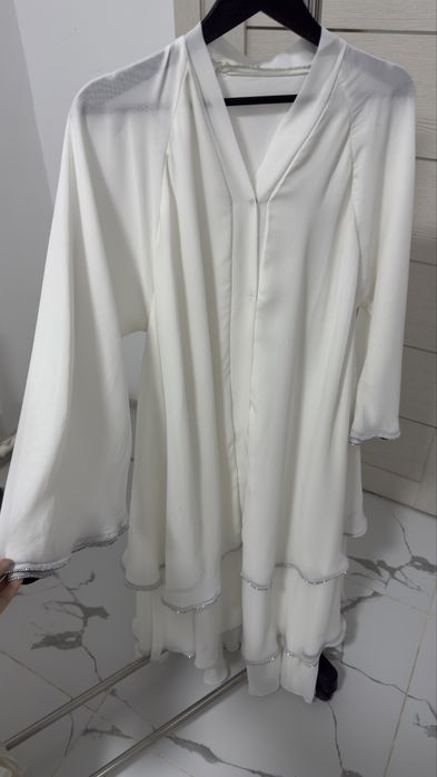 Красивая белая абая со стразами