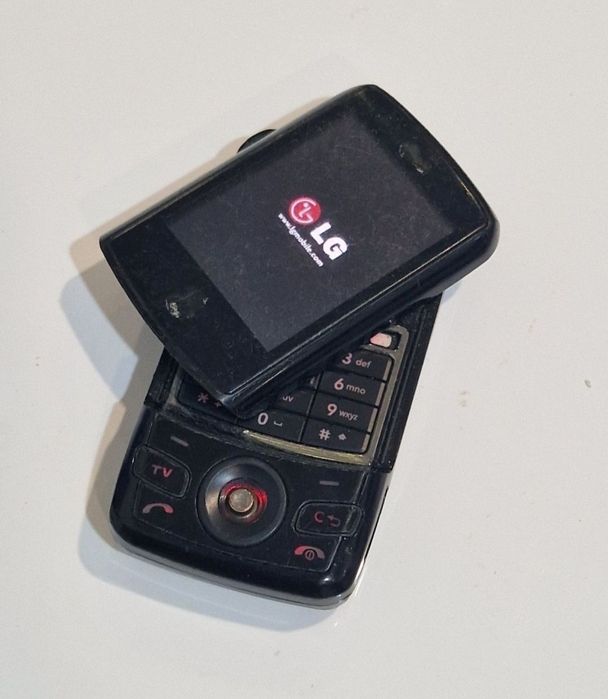 Super telefon lg cu display rotativ