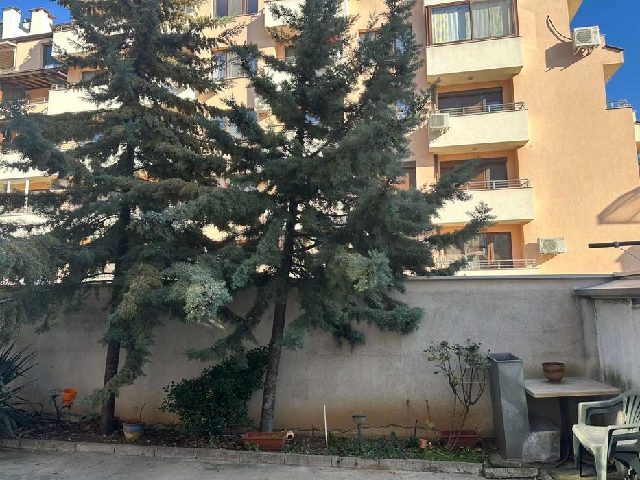 Продава се партерен гараж, пригоден за живеене