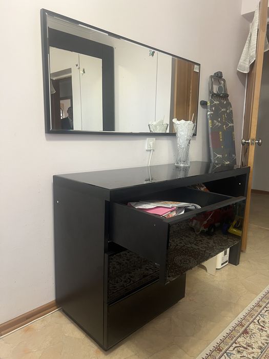 Шкаф со столиком и зеркало