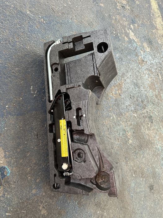 Trusa rezerva cric cheie carlig vw passat b6 b7 cc