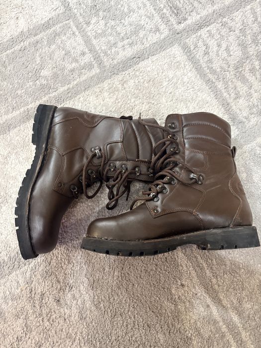 Vand bocanci militari  marimea 42 echivalent 27,5 . Model nou