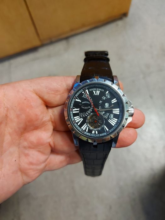 Продавам часовник Roger Dubuis