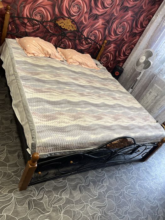 Продам кровать с матрасом