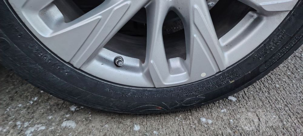 215/55 R17 yangi moshinada turibdi kelib korib olasiz