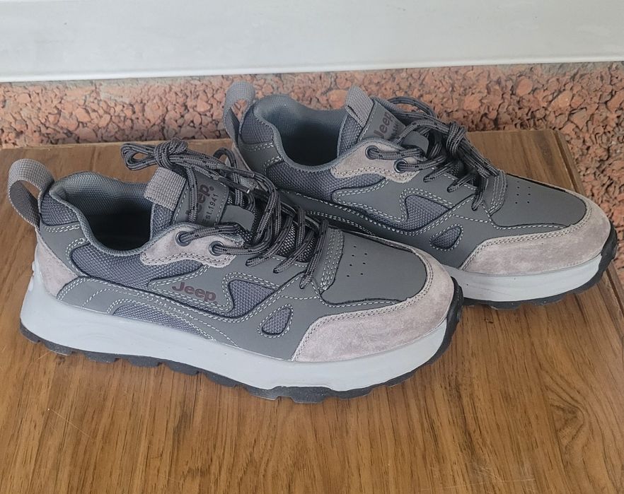 Продам кросовки Jeep