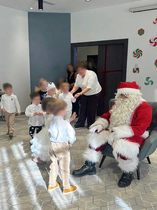 Moș Crăciun Premium – Costum impecabil, Voce Caldă, 20 Ani Experiență