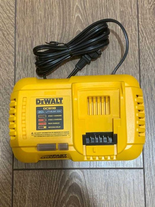 Dewalt зарядник новый DCB118