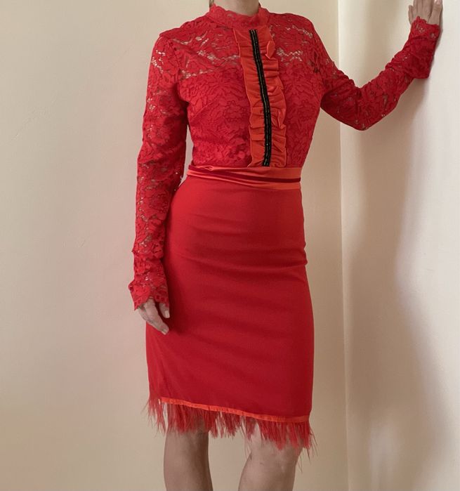 Червена рокля с дантела и пера. Размери С, М, Л.