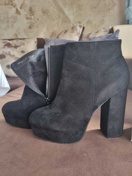 Велурени боти с дебел ток