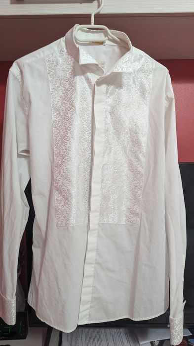 Vând cămașă pt papion cu chenar de vesta