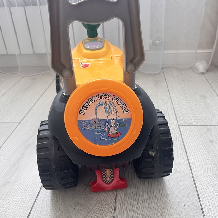 Продам машинку детскую