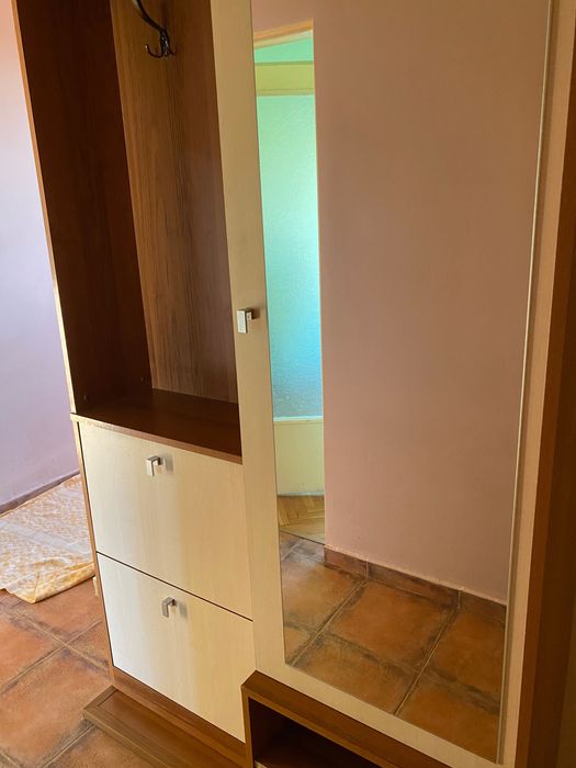 Портманто с гардероб, два затворени шкафа за обувки и два отворени