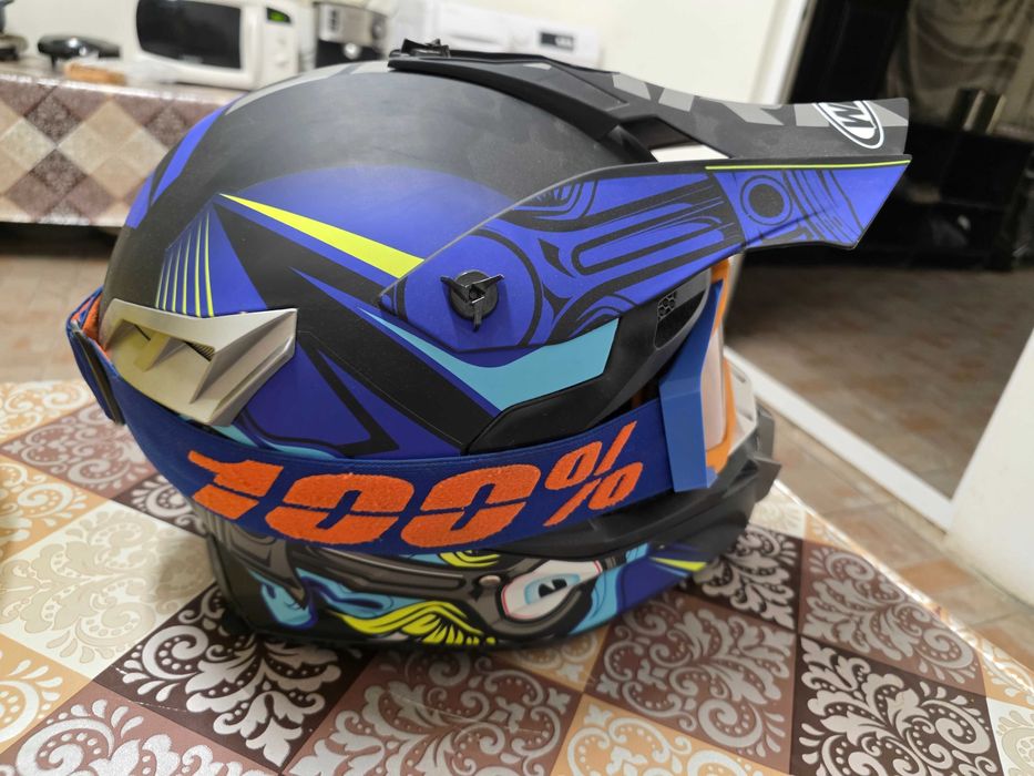 ПРОДАВАТ СЕ !!! каска + очила