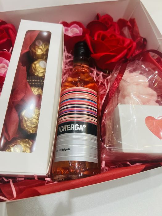 Подаръчен Комплент за 8 март , бонбони , свещ и сапунени рози в кутия