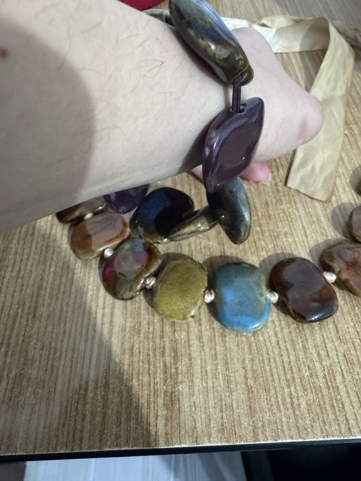 Vand set colier si bratara cu pietre