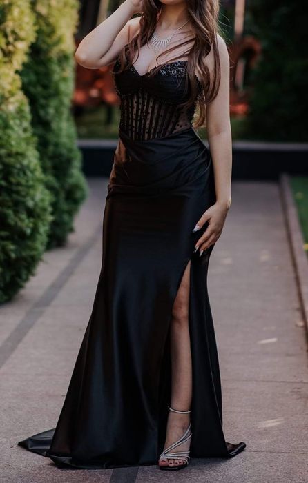 Vand rochie marimea 40(S-M), purtata doar cateva ore, pret 1200 negoci