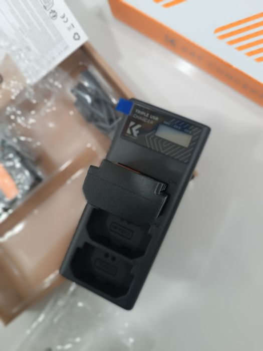 Зарядно и 3 бр.батерии за фотоапарат Sony