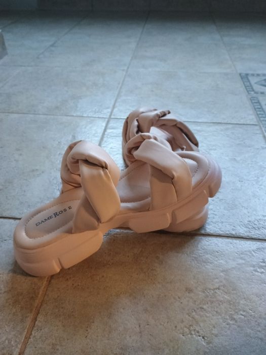 Продавам дамски чехли