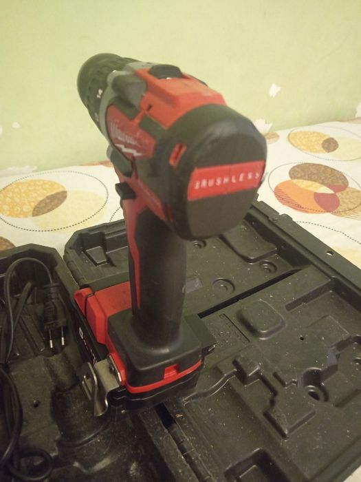 Vând trusa (bormașină) Milwaukee m 18