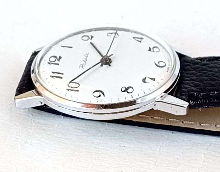 Ракета Raketa - механичен часовник с ръчно навиване, профилактиран, с нова кожена каишка.