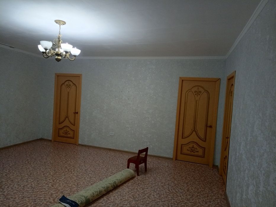 Поклейка обоев. Опытный мастер