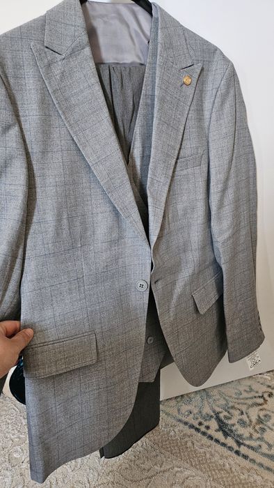 Продам брючный костюм