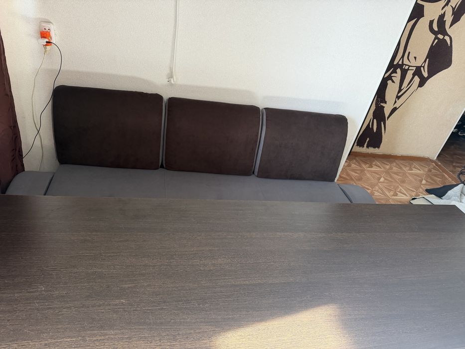 Диван с выдвигающимся столом