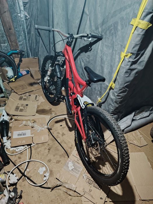 Vând bicicleta de freeride/downhill specialized demo 7