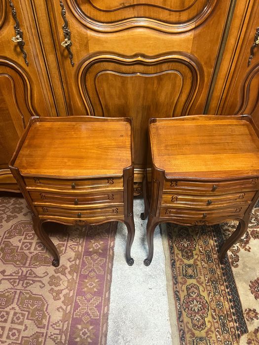 Старинни нощни шкафчета