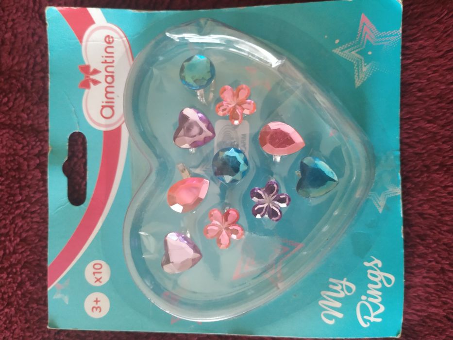 Vând gablonțuri pentru fetițe