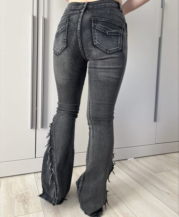 Стильные чёрные джинсы с отличной посадкой