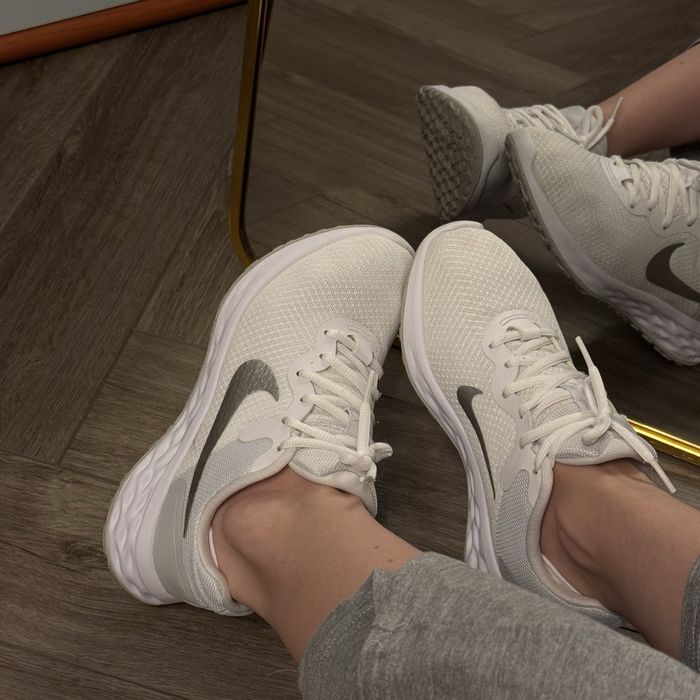 Продам кроссовки Nike