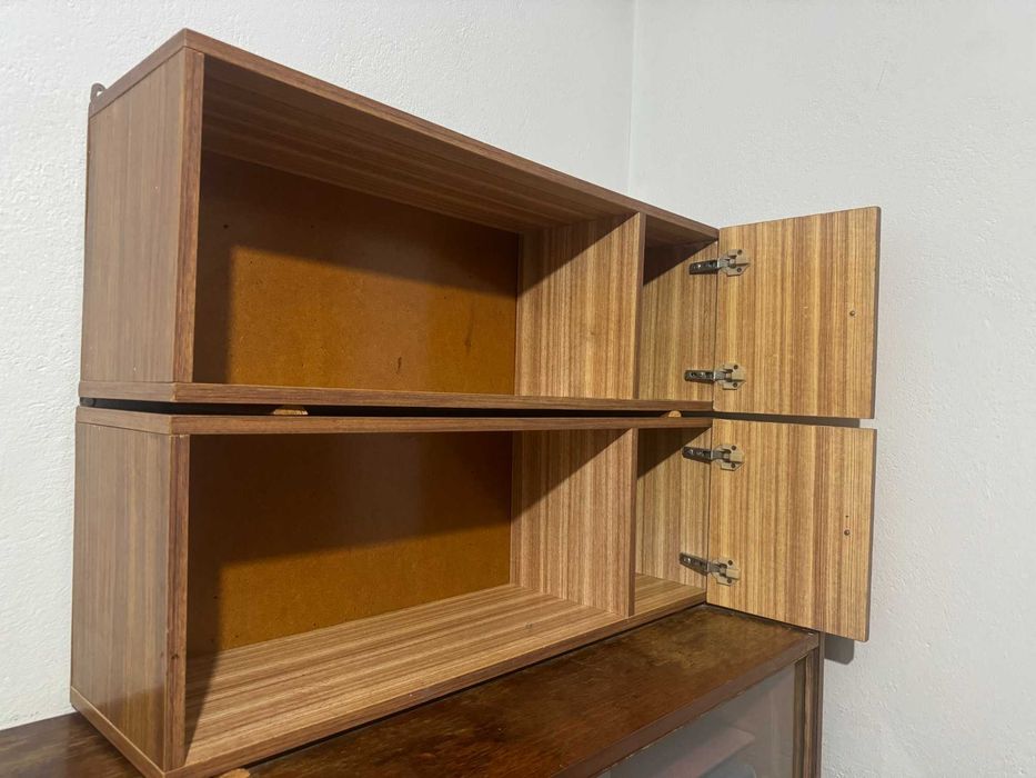 Удобные навесные полки.