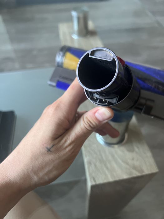 Dyson V12 четка с лазер