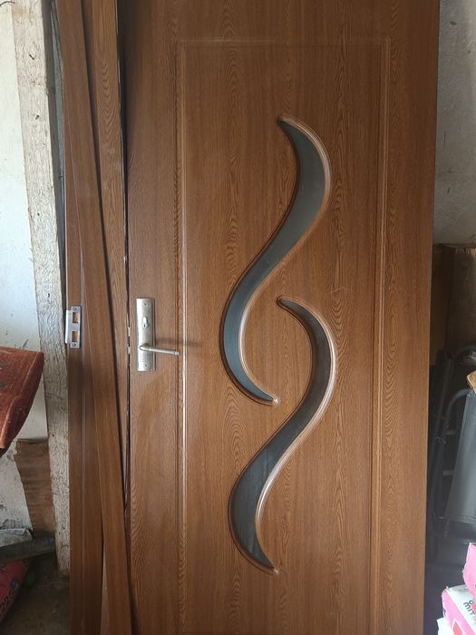 Usi interior aproape noi