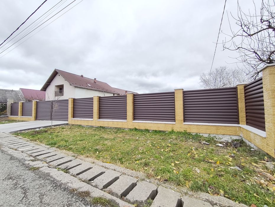 Gard și poarta  tip jaluzea metalic – modern, elegant, maro închis și