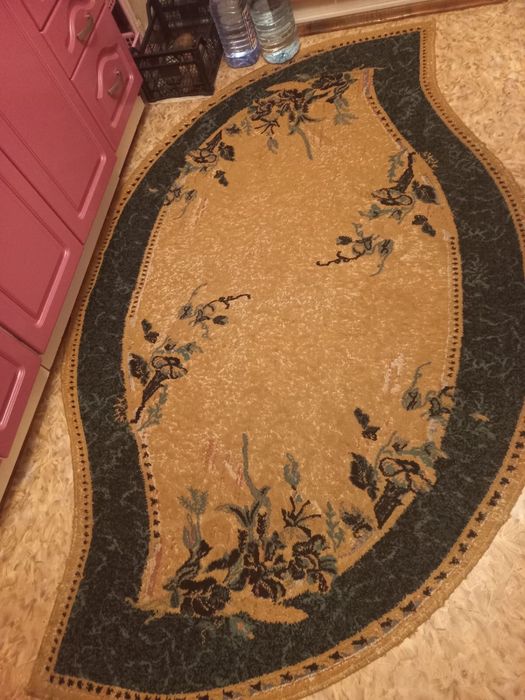 Продам ковер для коридора и кухни.