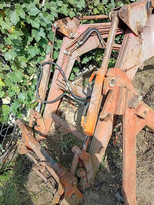 Încărcător frontal și suporți de prindere