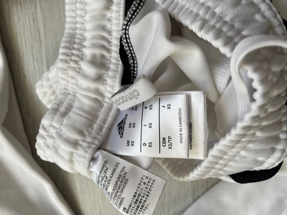 Продавам дрехи на Adidas