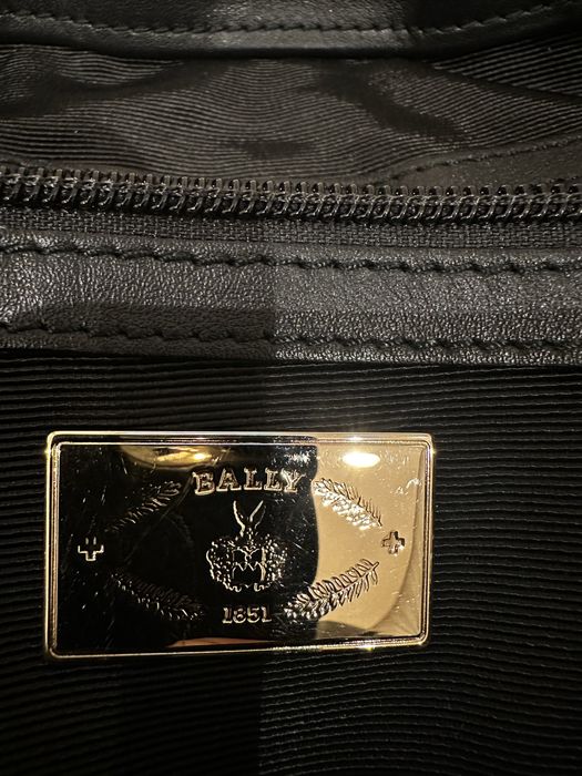 Чисто нова чанта на BALLY  от естествена кожа . Елегантна и практична