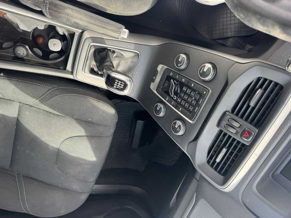 Volvo v 40 2.0  2017 г на части