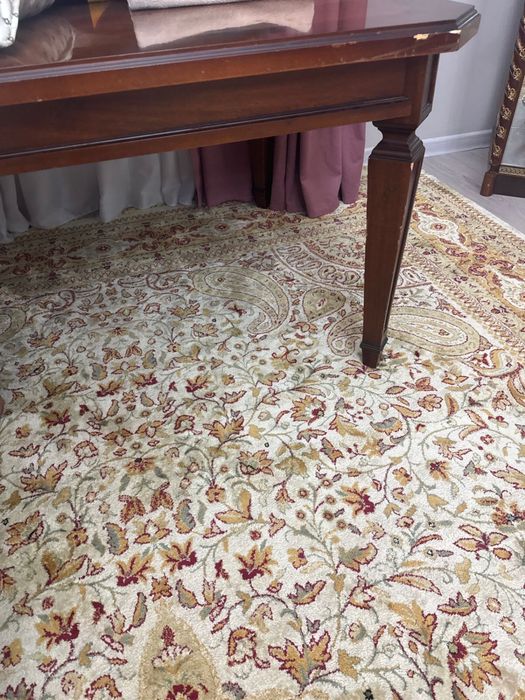 Стол с стулями.