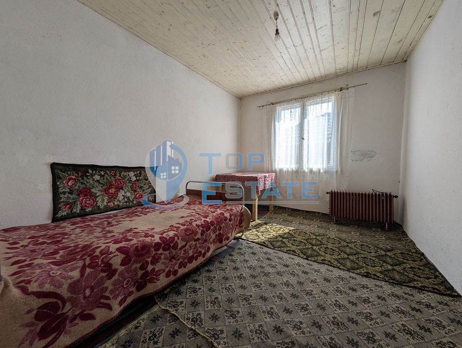 Едноетажна тухлена къща с гараж в село Павел