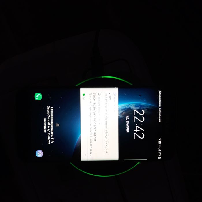 Универсално безжично зарядно за телефон.