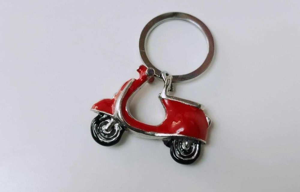 Breloc cheii Vespa , metal placat cu argint si email rosu
