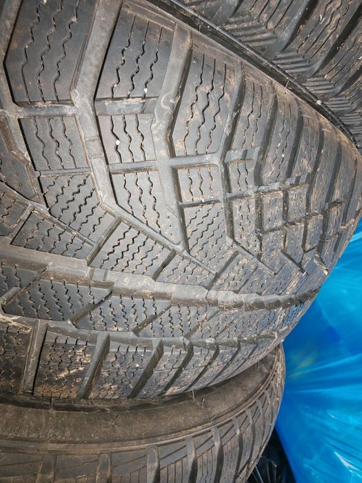 Зимни гуми 215/45R17
