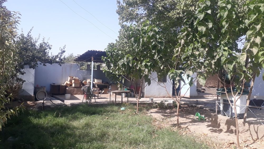 Uy sotiladi yo shaxardan xovli uyga bartir qilinadi Yeri 15 sutix