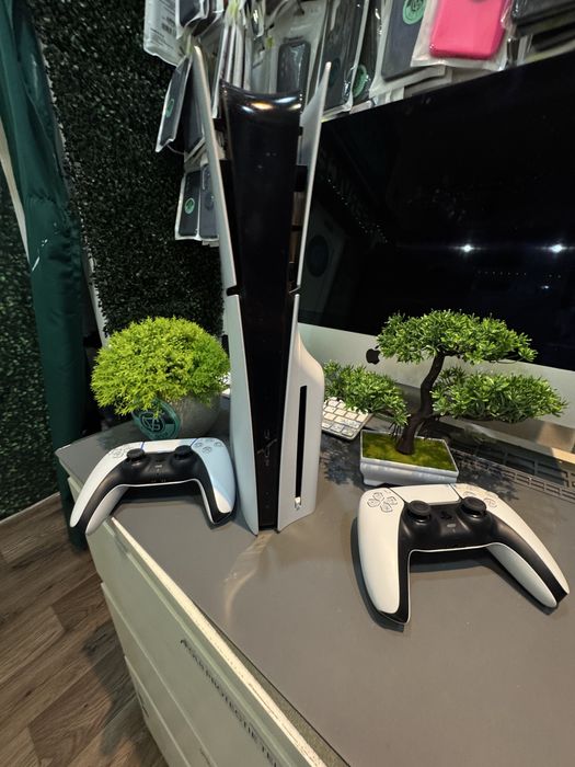 Magazin Vindem Playstation 5  Slim cu Disc + 2 manete si GARANTIE