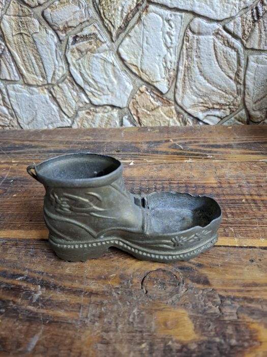 Метална обувка пепелник